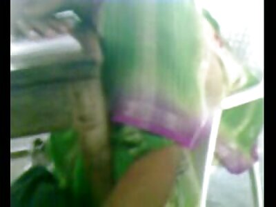 డార్క్ హెయిర్ బాంబ్ షెల్ క్రిస్టోఫ్ కోడిని తన గాడిద పైకి తీసుకువెళుతుంది
